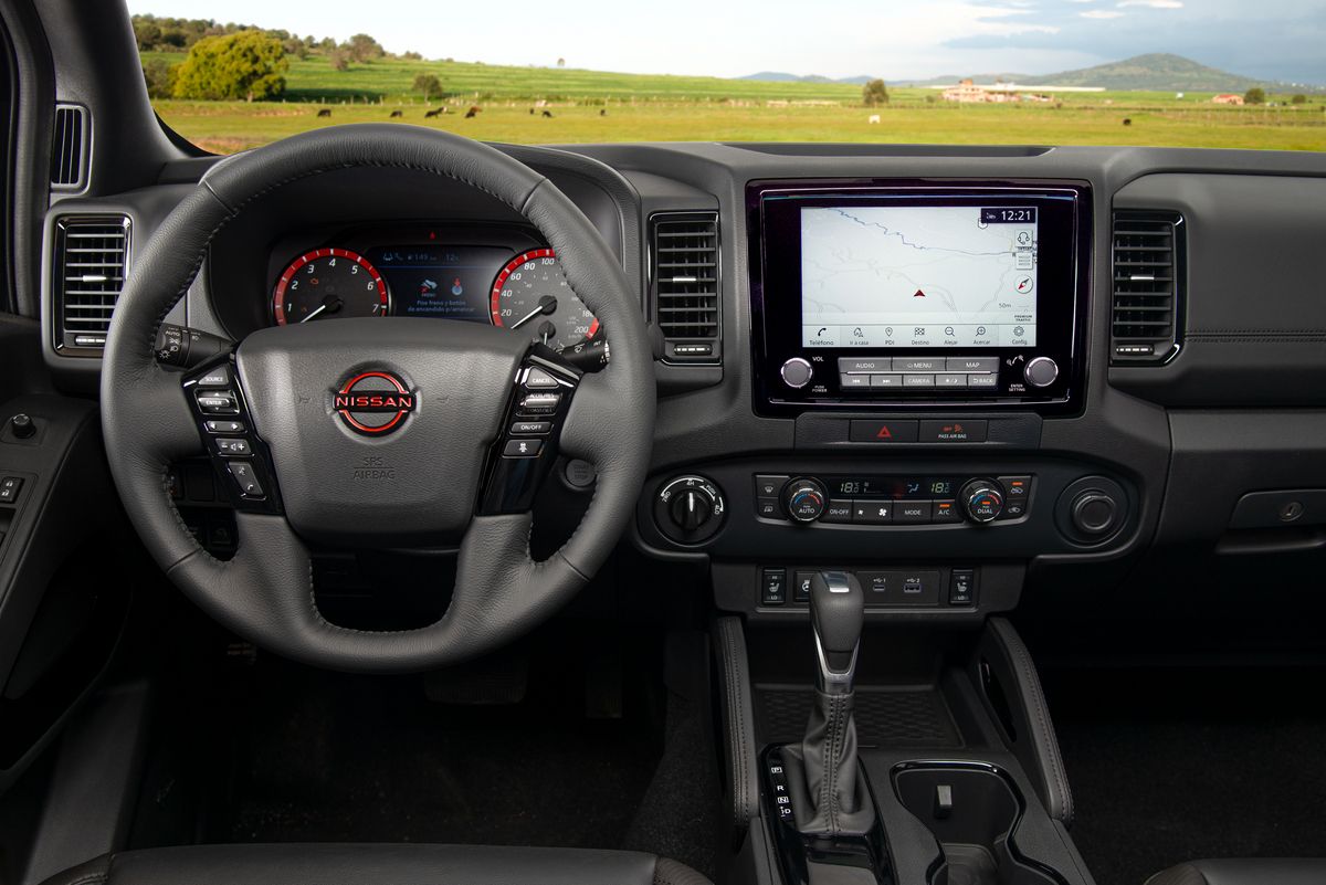 Nissan Frontier V6 PRO4X 2022 en México interior volante, pantalla y