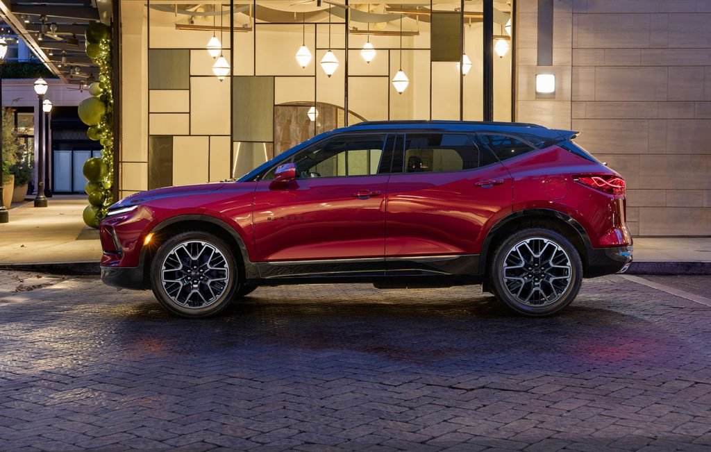 Chevrolet Blazer 2023 RS color rojo - lateral