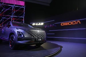 Omoda C5 en México en evento de presentación en exhibición parte frontal