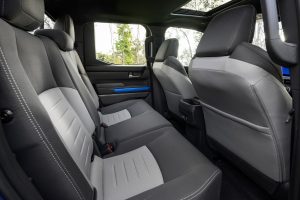 Toyota Tacoma 2024 - interior asientos posteriores y quemacocos