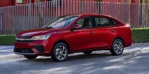 Chevrolet Aveo sedán 2024 en México - color rojo en calles