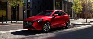 Mazda 2 Hatchback 2024 en México - color rojo, nuevo frente con parrilla en color negro y faros LED con encendido automático