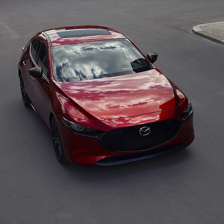 Mazda 3 Hatchback 2024 en México exterior color rojo estacionado