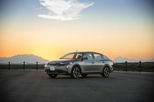 Kia K3 Sedán 2024 en México - Exterior, parte frontal y lateral en atardecer