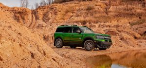 Ford Bronco Sport Black Diamond 2023 en México - diseño exterior color verde, frente y lateral en terreno difícil con amplios rines