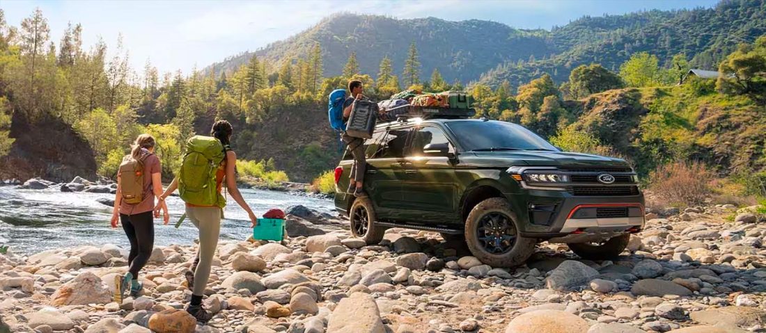 Ford Expedition Timberline 2024 diseño exterior en campo, con rocas y