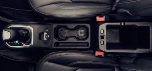 Jeep Renegade 2024 en México - diseño interior, consola central con espacio para vasos y tarjetas