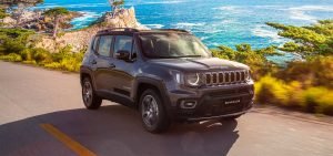 Jeep Renegade 2024 en México - diseño exterior en carretera con paisaje de mar y playa