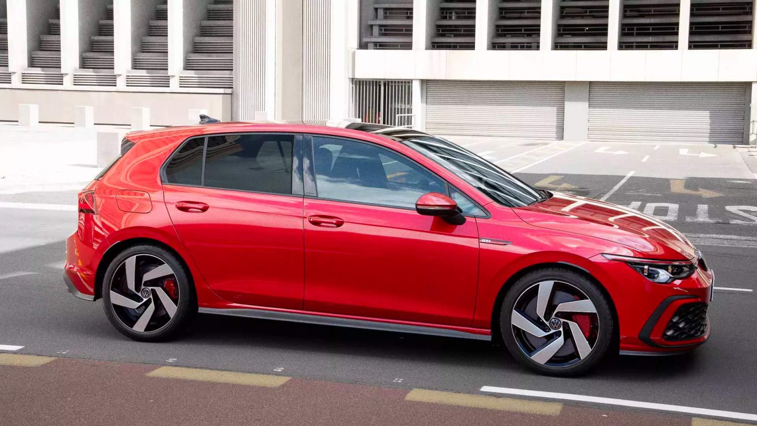 Volkswagen GTI 2024 en México color Rojo, diseño exterior lateral con