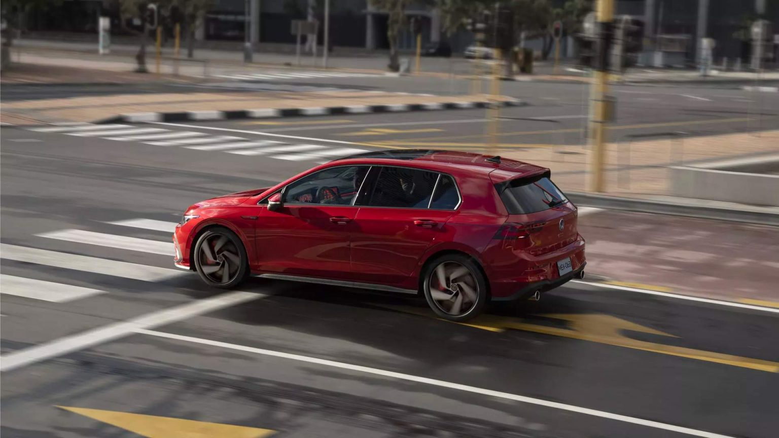 Volkswagen GTI 2024 en México color Rojo, diseño exterior, en calle