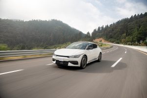 Kia EV6 GT-Line 2024 en México - exterior frente y lateral en carretera saliendo de curva