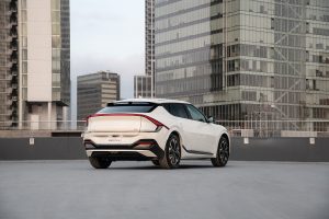 Kia EV6 GT-Line 2024 en México - diseño exterior estacionado, exterior parte trasera y lateral derecha