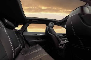 Cadillac OPTIQ 2025 diseño interior - asientos traseros, techo panorámico (quemacocos panorámico)