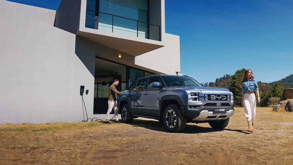 BYD Shark 2024 en México - pickup híbrida enchufable - diseño exterior, estacionada en casa con carga de batería eléctrica