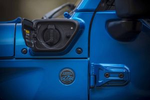 Jeep Wrangler 4xe 2024 - diseño exterior, conexión para carga del motor eléctrico