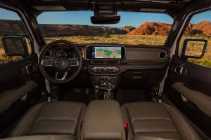 Jeep Wrangler 4xe 2024 - diseño interior, pantalla amplia con conectividad e información del vehículo, asientos delanteros y volante