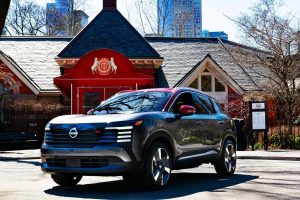 Nissan Kicks 2025 - hecho en México - presentado en Las Vegas, Estados Unidos - diseño exterior, frontal y lateral izquierda, rines, faros