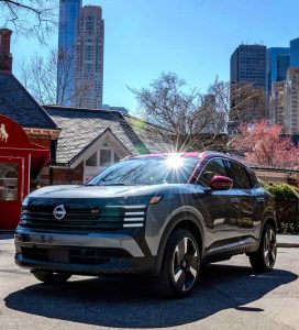 Nissan Kicks 2025 - hecho en México - presentado en Las Vegas, Estados Unidos - diseño exterior, frontal y lateral izquierda, rines, faros, estacionada en parque