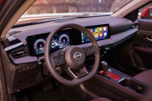 Nissan Kicks 2025 - hecho en México - interiores, volante con controles, pantalla multimedia y pantalla de información a color