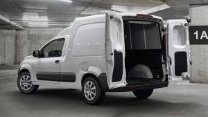 Peugeot Partner Rapid 2024, exterior, parte posterior, entrada amplia con puertas abiertas