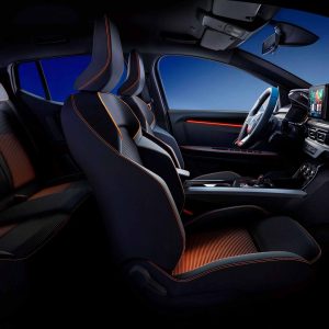 Renault Kardian 2024 en México - diseño interior - asientos deportivos con tonos naranja