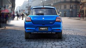 Suzuki Swift Boostergreen 2025 en México - diseño exterior color azul en calle parte posterior