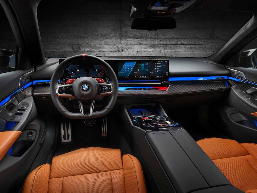 BMW M5 2025 interiores, pantallas, tablero, consola central, volante, asientos