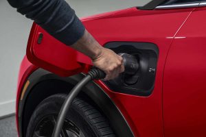 Chevrolet Equinox 2024 en México - toma de carga para batería eléctrica