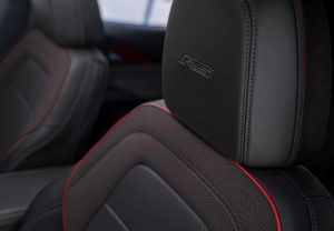 Chevrolet Equinox 2024 en México - diseño interior, detalles en color rojo en los asientos