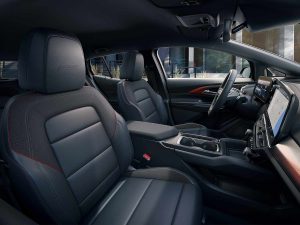 Chevrolet Equinox 2024 en México - diseño interior con volante con controles, pantalla multimedia, pantalla de información, salidas de aire, consola central y asientos delanteros
