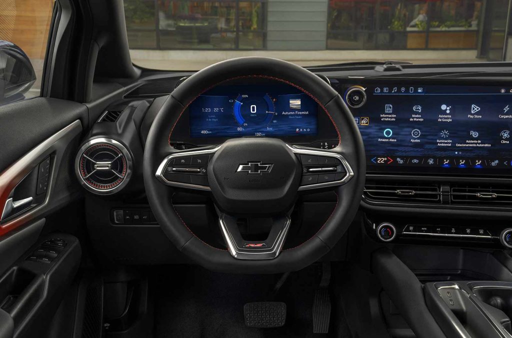 Chevrolet Equinox 2024 en México - diseño interior con volante con controles, pantalla multimedia, pantalla de información, salidas de aire
