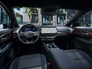 Chevrolet Equinox 2024 en México - diseño interior con volante, pantalla multimedia, asientos y consola central