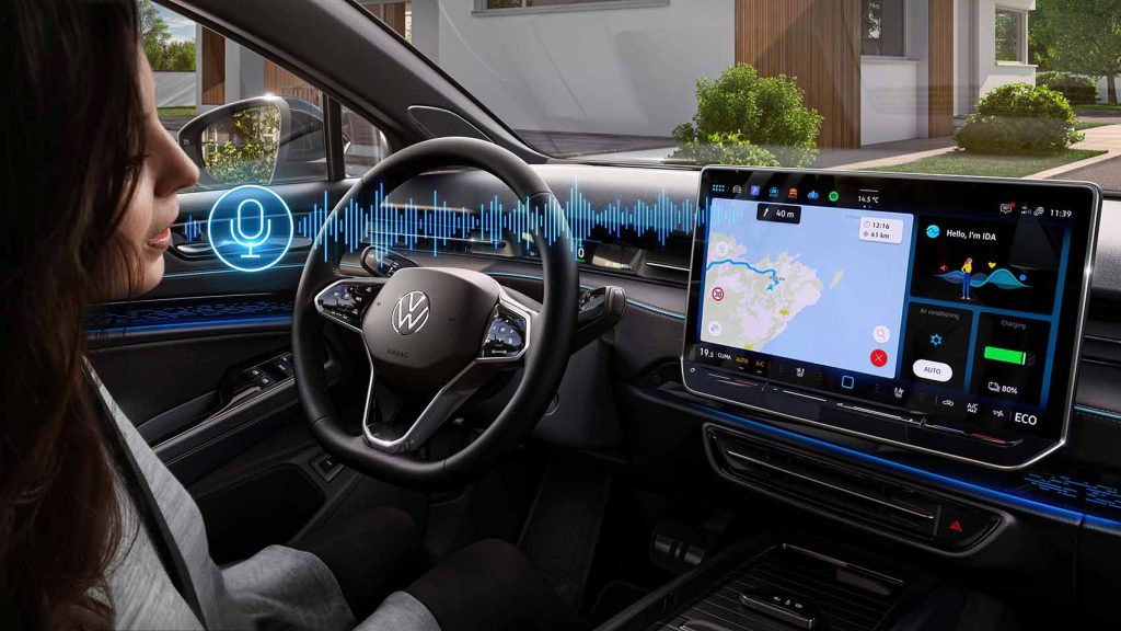 ChatGPT en Volkswagen - persona interactuando mediante la voz con el sistema de inteligencia artificial