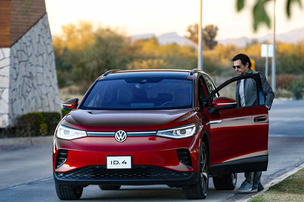 Volkswagen ID.4 2025 ya está rodando en México con Alan Estrada - estacionado, diseño frontal abriendo la puerta