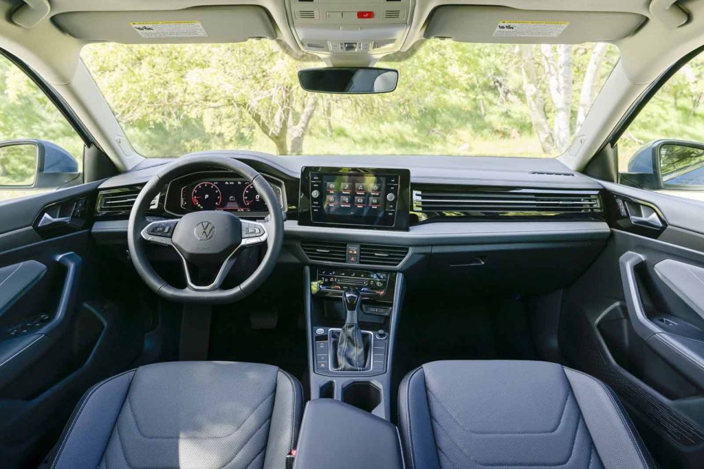 Volkswagen Jetta 2025 hecho en México - diseño interior, tablero, volante, asientos, pantalla