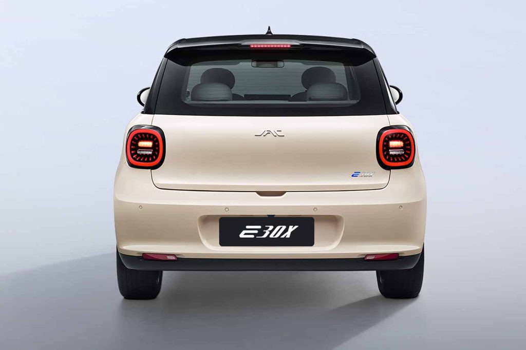 JAC EX30 2025 - color beige con negro - exterior posterior