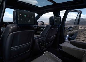 GMC Yukon 2025 interior, asientos con pantallas