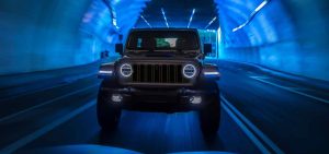 Jeep Wrangler 4Xe 2024 híbrida enchufable de frente faros en tunel