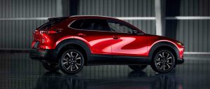 Mazda CX-30 2025 color rojo lateral derecho