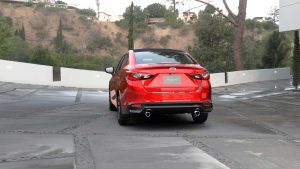 Mazda 2 sedán 2025 color rojo posterior