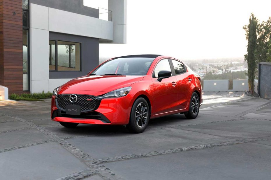 Mazda 2 sedán 2025 color rojo frente