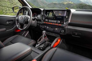 Nueva Nissan Frontier 2025 interior equipado con pantallas