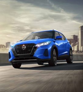 Nissan Kicks Play 2024, exterior, color azul, frente, faros, parrilla