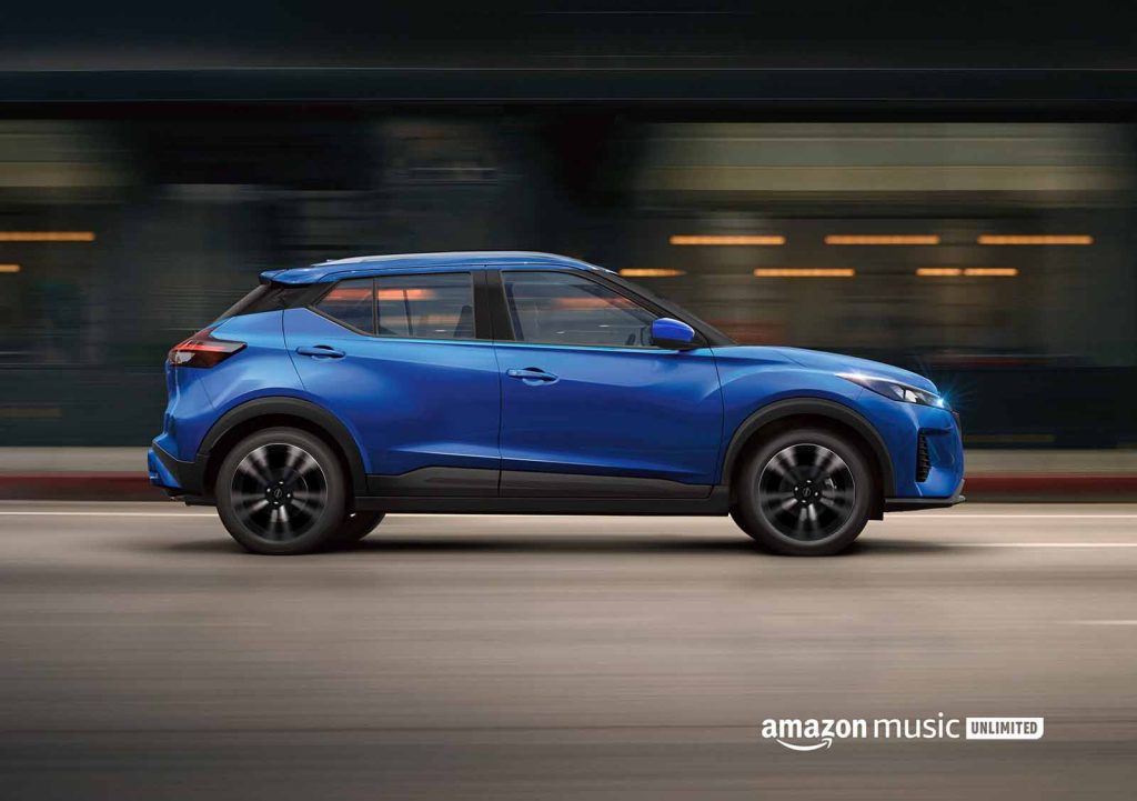 Nissan Kicks Play 2024, exterior, color azul, lateral con Amazon Music