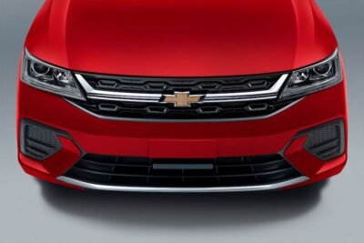 Chevrolet Aveo Hatchback 2025 en México: exterior, parte frontal, parrilla y emblema