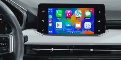 Chevrolet Aveo sedán 2025 interiores pantalla con Apple CarPlay