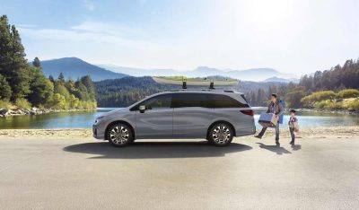 La Honda Odyssey 2025 llega a México - diseño exterior parte lateral en campo, montañas, lago