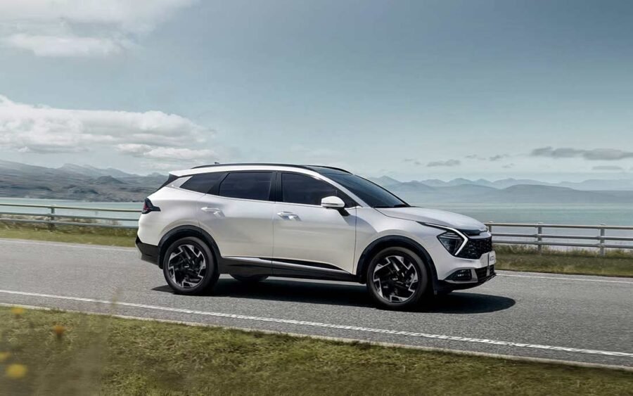 Kia Sportage 2025 en México: diseño exterior, parte  lateral en carretera