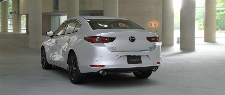 Mazda 3 sedán 2025, exterior color blanco parte posterior