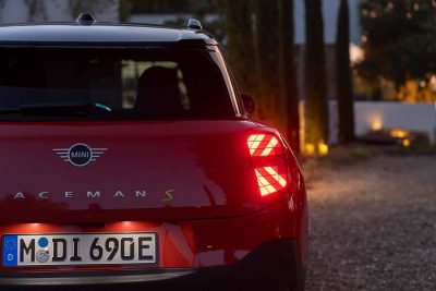 MINI Aceman E y Aceman SE faros traseros de noche encendidos